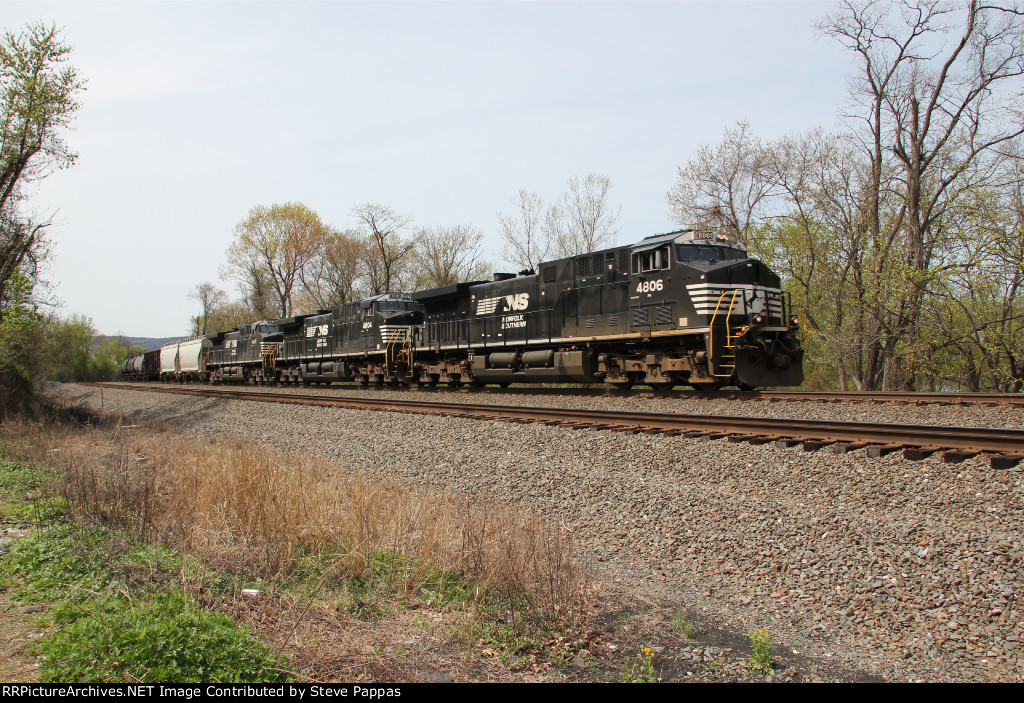 NS 4806 leading train 38G at Cove PA